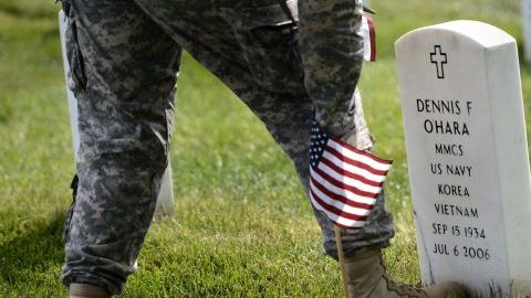 El presidente Barack Obama depositará una ofrenda floral ante la Tumba del Soldado Desconocido en el Cementerio Nacional de Arlington.