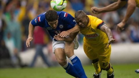 Christian "Chucho" Benítez, delantero del América intenta ejecutar un remate de cabeza