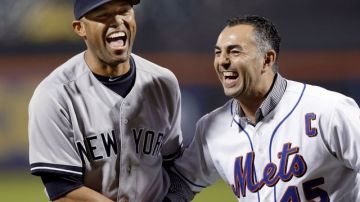 Mariano Rivera (izquierda), de los Yanquis, se ríe a carcajadas con el jugador de los Mets, John Franco.