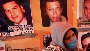 Las madres de víctimas de desaparición, Irma Alicia Trejo (i) y Erika Montes de Oca (d)  frente a las instalaciones de la PGR, pedían una reunión con el Presidente Enrique Peña Nieto.