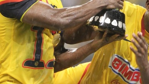 Christian 'Chucho' Benítez (izq.) y Aquivaldo Mosquera sostienen el trofeo de campeones de la Liga MX, luego de vencer en una emotiva final al Cruz Azul.