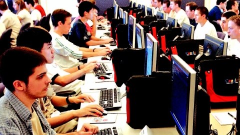 Las visas H1-B, concedidas a ingenieros, médicos, informáticos y trabajadores de diversas especializaciones,  tienen categoría de no-inmigrante y permiten estancias en el país de tres años, ampliables a seis.
