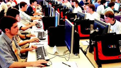 Las visas H1-B, concedidas a ingenieros, médicos, informáticos y trabajadores de diversas especializaciones, tienen categoría de no-inmigrante y permiten estancias en el país de tres años, ampliables a seis.