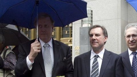 Desde la izquierda, los abogados del expresidente Alfonso Portillo: Glenn W. MacTaggart, David Rosenfield, Steven Feldman y Arthur Jakoby, salen de la corte federal de Nueva York.