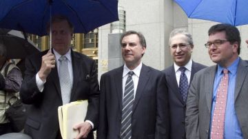 Desde la izquierda, los abogados del expresidente Alfonso Portillo: Glenn W. MacTaggart, David Rosenfield, Steven Feldman y Arthur Jakoby, salen de la corte federal de Nueva York.