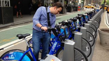 El programa comenzó con 6,000 bicicletas en más de 300 estaciones en Manhattan y Brooklyn.