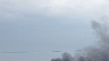 Vista de la explosión provocada por el descarrilamiento de un tren de carga hoy en la zona de Rosedale, Baltimore.