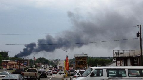 Vista de la explosión provocada por el descarrilamiento de un tren de carga hoy en la zona de Rosedale, Baltimore.