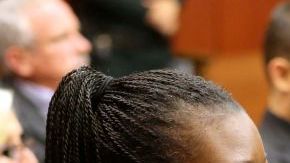 Zimmerman está acusado de asesinato en segundo grado por la muerte del joven Trayvon Martin. En la foto, Sybrina Fulton, la madre del fallecido, junto a su abogado Benjamin Crump, en la vista judicial del caso celebrada hoy.