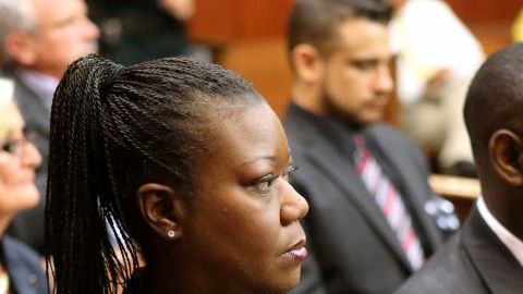 Zimmerman está acusado de asesinato en segundo grado por la muerte del joven Trayvon Martin. En la foto, Sybrina Fulton, la madre del fallecido, junto a su abogado Benjamin Crump, en la vista judicial del caso celebrada hoy.