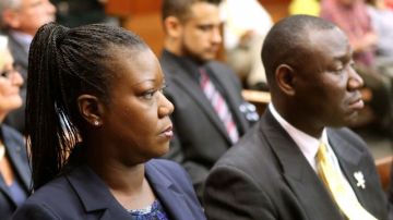 Zimmerman está acusado de asesinato en segundo grado por la muerte del joven Trayvon Martin. En la foto, Sybrina Fulton, la madre del fallecido, junto a su abogado Benjamin Crump, en la vista judicial del caso celebrada hoy.