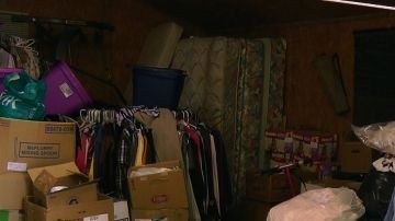 Rosemarie Chávez de Kilpatrick, Alabama, frente a su garaje, donde se almacenan los artículos donados para las victimas del tornado.