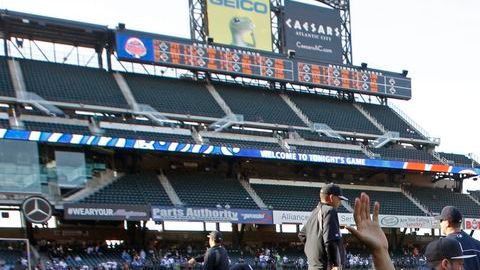 Rivera fue ovacionado en todo momento por los aficionados rivales.