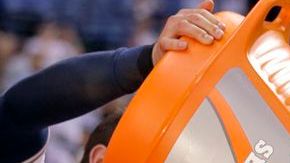 Desmond Jennings es "bañado" por sus compañeros tras conectar el batazo del triunfo.