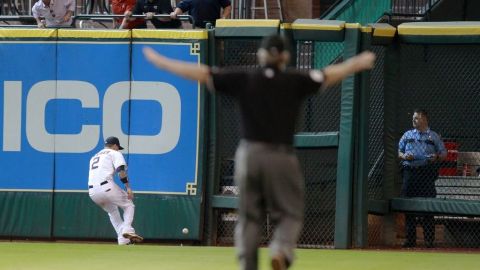 Brandon Barnes (fondo) de Houston, no puede capturar el batazo de Troy Tulowitzki, doblete que abrió el camino tardío al triunfo de Colorado.