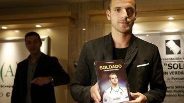 El delantero del Valencia y de la selección española Roberto Soldado presenta su biografía, 'Roberto, un verdadero nueve', escrita por el periodista Fernando Álvarez