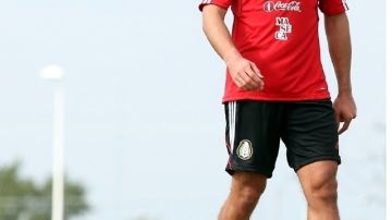 El 'Chicharito" Hernández es visto ayer, durante el entrenamiento del Tri en Houston, donde el viernes enfrentará a Nigeria.