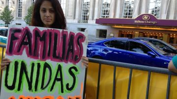 Defensores pro inmigrantes en las afueras del hotel Hilton en Chicago para hacer sentir su voz de protesta en contra las deportaciones de miles de indocumentados.