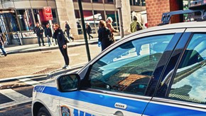 Alrededor de dos docenas de agentes aplaudieron en el exterior de la corte de Brooklyn, donde se emitió la sentencia.