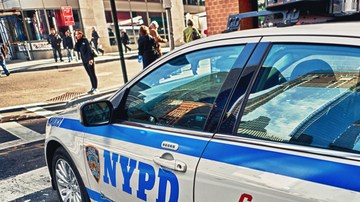 Alrededor de dos docenas de agentes aplaudieron en el exterior de la corte de Brooklyn, donde se emitió la sentencia.