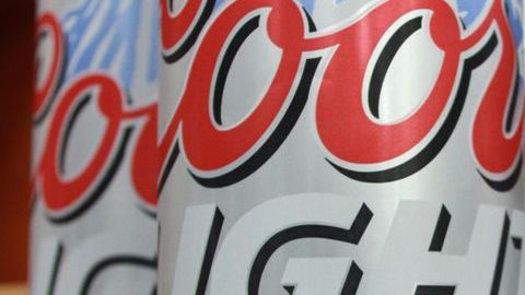 La cerveza Coors Light con su controversial presentación portando el símbolo del Desfile Puertorriqueño.