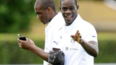 El delantero de la selección italiana de fútbol Mario Balotelli (dcha) y el defensa Angelo Ogbonna (izq) participan en un entrenamiento del equipo en el complejo deportivo Covercian en Florencia (Italia)