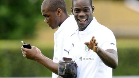 El delantero de la selección italiana de fútbol Mario Balotelli (dcha) y el defensa Angelo Ogbonna (izq) participan en un entrenamiento del equipo en el complejo deportivo Covercian en Florencia (Italia)