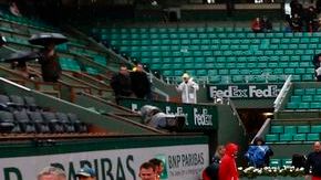 María Sharapova abandona la cancha ante la llegada de la lluvia.