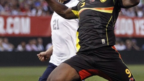Tim Howard (abajo), portero de EEUU,  se juega todo ante la incursión ofensiva del peligroso Romelu Lukaku, autor de un gol para Bélgica.