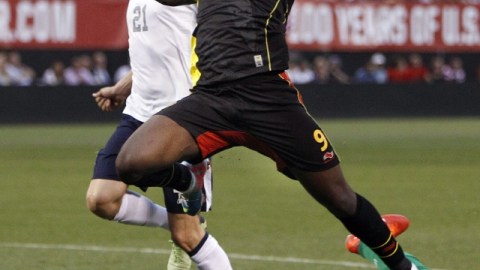 Tim Howard (abajo), portero de EEUU, se juega todo ante la incursión ofensiva del peligroso Romelu Lukaku, autor de un gol para Bélgica.