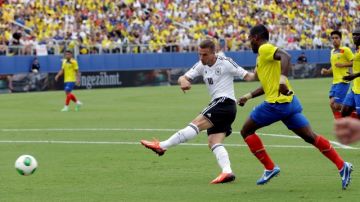 Lukas Podolski anota el primer gol de la selección alemana tras una falla del defensor ecuatoriano Gabriel Achillier quien intentó eludir al delantero del Arsenal.