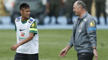 El astro Neymar (izquierda) y el técnico Luiz Felipe Scolari en la práctica de ayer de la selección brasileña de fútbol.