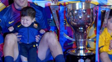 Lionel Messi junto con su hijo Thiago festejan el título en España.