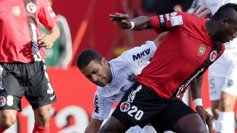 Duvier Riascos se lleva la marca del brasileño Lucas Pierre en el partido que Xolos empató 2-2 con Atlético Mineiro en el estadio Caliente de Tijuana.