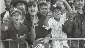 Desde izquierda, el antes de Frankie Vázquez, Naomi  y Alexis Betancourt, en las afueras del Yankee Stadium en   1996.