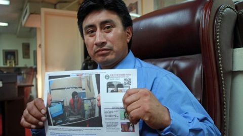 Luis Alberto Cando en la oficina de su abogado Lawrence S. Kerben, en Queens, muestra la publicación sobre su caso.