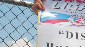 La protesta se realizó a pesar de que la cervecera anunció que no producirá más envases que contengan impresa la bandera boricua.