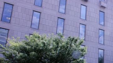 El vistoso autobús de los "Nuns on the bus" (Monjas en el Autobús) detenido, hoy, cerca del Capitolio en Washington.