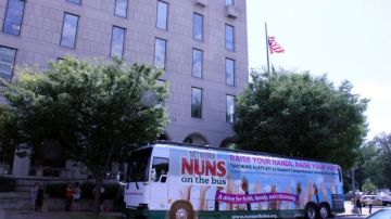 El vistoso autobús de los "Nuns on the bus" (Monjas en el Autobús) detenido, hoy, cerca del Capitolio en Washington.