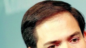 El grupo "Floridians for Immigration Enforcement" colocó un cartel cerca de la ciudad de Ocala, en el que ataca a Rubio por apoyar la iniciativa.