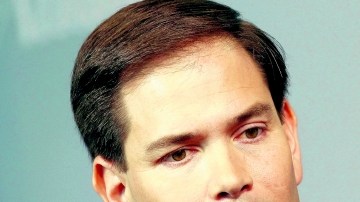 El grupo "Floridians for Immigration Enforcement" colocó un cartel cerca de la ciudad de Ocala, en el que ataca a Rubio por apoyar la iniciativa.