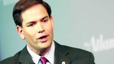 El grupo "Floridians for Immigration Enforcement" colocó un cartel cerca de la ciudad de Ocala, en el que ataca a Rubio por apoyar la iniciativa.