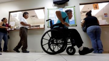 Pacientes esperan en línea en Nuestra Clínica Del Valle, en  San Juan, Texas.  Los inmigrantes no naturalizados difícilmente consiguen Medicare.