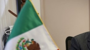 Juan Carlos Mendoza, cónsul adscrito, firma actas de nacimiento en el consulado.
