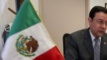 Juan Carlos Mendoza, cónsul adscrito, firma actas de nacimiento en el consulado.