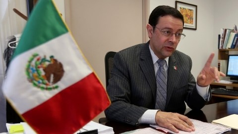 Juan Carlos Mendoza, cónsul adscrito, firma actas de nacimiento en el consulado.