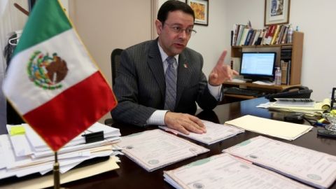 Juan Carlos Mendoza, cónsul adscrito, firma actas de nacimiento en el consulado.