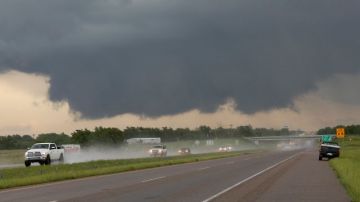 Una pared de nubes se forma cerca de la Interestatal 35 y Purcell, Oklahoma el 30 de mayo de 2013. Varios  tornados tocaron tierra en Oklahoma y Arkansas  debido a un sistema de tormentas de gran alcance que se movió a través del centro del país.