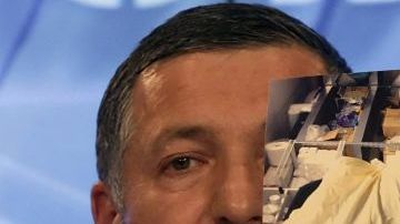 Abdulbaki Todashev, padre del fallecido Ibragim Todashev, muestra una foto de su hijo durante una rueda de prensa ofrecida en Moscú, Rusia.