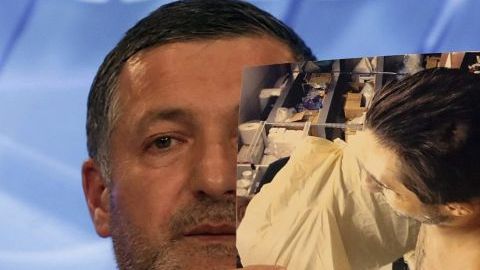 Abdulbaki Todashev, padre del fallecido Ibragim Todashev, muestra una foto de su hijo durante una rueda de prensa ofrecida en Moscú, Rusia.